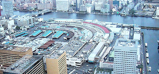 築地市場は日本最大の魚市場。全国各地の鮮魚がトラックで搬入される（イメージ：ウィキペディアより）