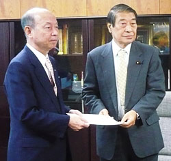石井知事（左）から要請書を受け取る山田副大臣（右）