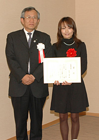 秋田会長（左）と表彰を受けた松本さん