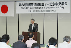 開会のあいさつをする茂木会長。国際協同組合年に向けた取り組み強化も呼びかけた。