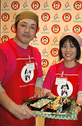 優勝した「北遠みのり弁当」を手にするＪＡ遠州中央青年部の木下孝一（左）さんと堀内孝子さん
