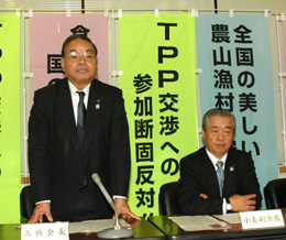 会見に出席した高橋一夫会長（左）と小島俊一副会長