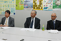 会見にのぞむ井上会長、窪田副会長、福林副会長（写真右より。５月22日）