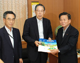 文科省を訪問し教材を贈呈した。左から上野理事長、奥田会長、鈴木文科相