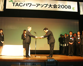 表彰状をわたす永田会長（左）と受賞者たち