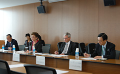 左から、宮田勇ＩＣＡ理事、ポーリン・グリーンＩＣＡ副会長、イアン・マクドナルドＩＣＡ事務局長、土屋博ＪＪＣ代表幹事（全中常務）