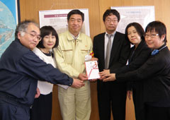 岩手県庁では工藤孝男環境生活部長（左から３人目）に贈呈