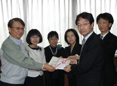 宮城県庁では、三浦秀一副知事（左）へ贈呈した