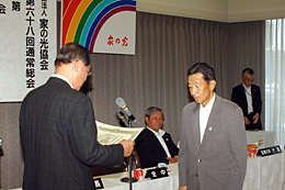 園田会長（左）から表彰状を受ける長澤会長