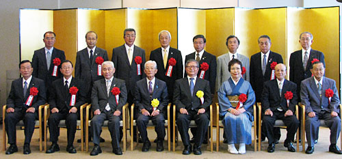 受賞者14人と今村委員長、佐藤・農協協会副会長