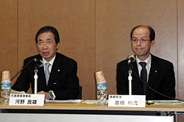記者会見で説明する河野良雄代表理事理事長（左）と高橋則広専務理事