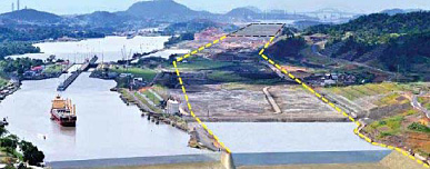 パナマ運河。点線部分が拡張される