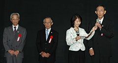 大賞を受賞しあいさつをする長谷川鍵一JA遠州中央会長（左）、平野重良JAあいち知多組合長（中央）、奥田克也JAあいち豊田組合長（右）