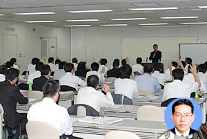 人事労務セミナーの会場風景。円内は吉川彰部長