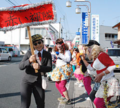 ＪＡコスモスには、いわば「男性部」である「赤い褌隊」が平成17年に結成された。女性部とともに地域づくりに力を発揮している。写真は今年１月の佐川町の恵比寿祭り。韓国の女性アイドルグループ、ＫＡＲＡの扮装で仮装行列に出場した。結果は準優勝。