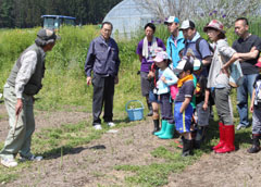 農作業体験「味覚ツアー」５月開催のアスパラガスの収穫体験（ＪＡいわて中央）