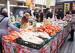 東京・吉祥寺でも「福島復興マルシェ」が開催され福島県産の安全な野菜が販売された（12年１月）