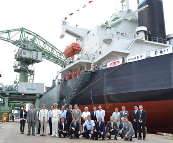 石巻埠頭サイロ（株）では震災から１年４か月後の今年７月に新たな荷役機械が設置され、その第１船として大型外航船の「ＮＥＷ ＰＲＩＤＥ号」が入港した