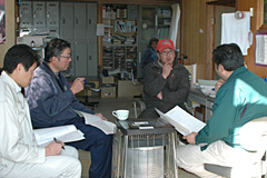 場長の上野広貴さん（右から２人目）を囲み報告と意見交換