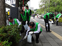 「千代田区一斉清掃の日」でゴミを拾うＪＡ共済連役職員