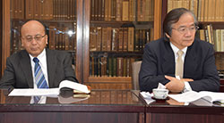 事業報告する井出道雄会長（左）と伊藤健一理事長