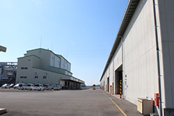 ライスセンターなども設置され（左）ＪＡの米麦中核基地に