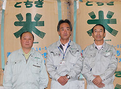 左から小瀧係長、松浦施設長、加藤課長
