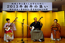 民謡歌手・佐々木義鷹さん（テイチクエンターテイメント）のグループによる津軽三味線と津軽民謡の演奏