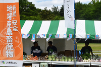各地区の青年部会が新鮮な野菜を展示・販売するファーマーズマルシェ（ＪＡ東京むさし青壮年部フェスタ開催）