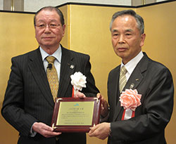 奥野会長（左）から表彰を受けるＪＡあいち中央石川組合長ＪＡ広報大賞