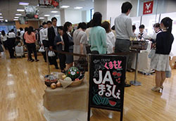来客で賑わう「がまだせ熊本」のイベント（東京・大手町のＪＡビル）