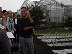 視察する参加者に都市農業について説明する城田さん（横浜市都筑区折本町で）