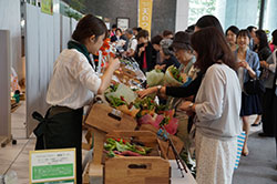 福島県産農産物を購入しにやってきた来場者でにぎわうＪＡ共済ビル