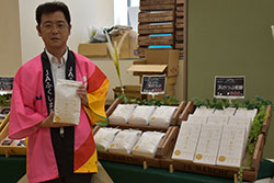 加工品も盛況。すくいどりは福島県産の新米「天のつぶ」、プレミアム大粒米をＰＲ