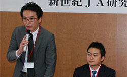 質問に答える公認会計士の戸津（左）、高山の両氏