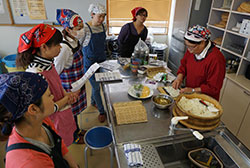 花巻寿司の作り方を若い世代へ伝授