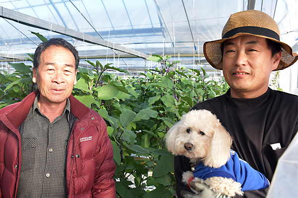 漁協職員からナス農家への新規就農めざす武田加積さん（右）と斎藤委員長