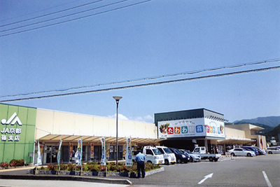 農産物直売所「たわわ朝霧」と隣接するＪＡ京都篠支店
