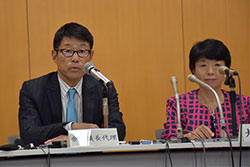 規制改革推進会議の金丸農業ＷＧ座長（左）、右は太田弘子同会議議長。9月12日の会合後の記者会見