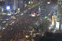ソウルの光化門広場を埋め尽くした朴槿恵大統領の弾劾を求めるロウソクデモ隊。2016年秋