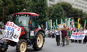 米価回復を訴え、霞が関でデモ行進する農民や消費者