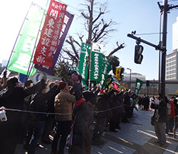 首相官邸前で抗議する福島県の商工業者や農民