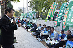 ＴＰＰ批准に抗議する熊本県農政連の座り込み（激励する山田正彦・元農水大臣）