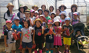 nous1706060801.jpgＪＡによる農業体験活動が重要になっている。写真はＪＡ秋田やまもとのＪＡスミンクラブによる夏の親子教室で