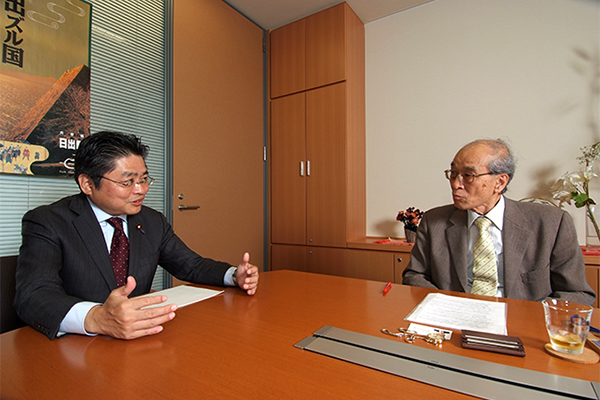 吉川はじめ衆議院議員（左）と聞き手の谷口信和東京農業大学教授