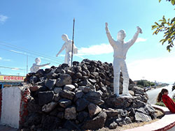 出稼者が立てた自分たちの像（メキシコ北部ケンタレ市で）
