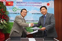 契約調印式で、（左）三井化学アグロ：谷社長、（右）Cuulong：Thang会長