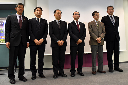 新農薬発表会に臨んだ栗田道郎ダウ・アグロサイエンス社長（左）をはじめとする北興化学工業と日産化学工業の担当者