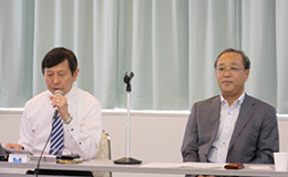 記者会見する横田理事長（右）と今瀧事務局長
