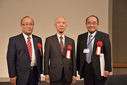 左から同総研の関理事長、雑賀慶二理事、伊藤運営委員